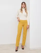 Pantalón de vestir marrón chocolate, marca Zac & Rachel, de corte recto. Presenta bolsillos metálicos simulados en la parte delantera y bolsillos ojal simulados en la parte trasera.