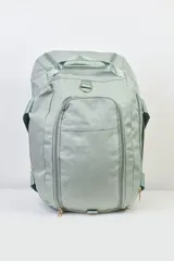 Bolso de viaje negro con múltiples bolsillos con cierre dorado y correa de mano.