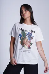 Remera blanca de algodón con estampado de flores de magnolia y texto en negro.