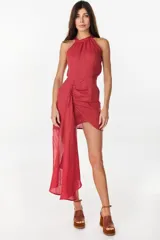Vestido corto de lino celeste, con escote halter, falda drapeada asimétrica y cierre invisible en el lateral.