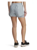 Shorts deportivos Under Armour Fly By 2 in 1 de color gris, con diseño de doble capa que incluye shorts exteriores ligeros y shorts de compresión integrados. Presentan cintura elástica fruncida y paneles de malla transpirable.