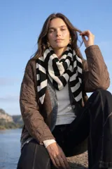 Bufanda de punto con diseño de rayas horizontales anchas en color blanco y negro.