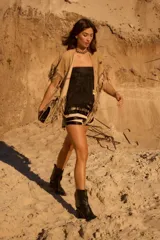 Shorts de cuero natural con diseño bicolor, presentando el frente en pelo con estampado de cebra y la parte trasera en napa lisa.