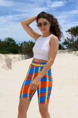Calza corta de lycra con estampado abstracto en colores azul, rojo y amarillo.