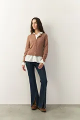 Cárdigan marrón tramado, corto y al cuerpo, de manga larga, con botones a tono y cuello a la base.