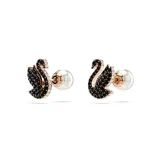 Aros de botón Swarovski con forma de cisne, con baño de oro rosa y cristales negros. Cierre con Crystal Pearl.