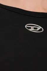 Remera Diesel de manga larga y corte ceñido al cuerpo, de color negro, con cuello redondo y el logotipo metálico ovalado de la marca en el centro del pecho.