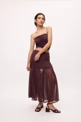 Top strapless color marrón con textura plisada y frunce en el frente.