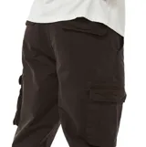 Pantalon cargo Rip Curl de corte recto y estilo utilitario, color negro, con bolsillos laterales con solapa y cierre de botón.