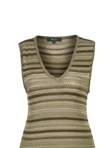 Vestido largo sin mangas de punto con diseño a rayas horizontales en tonos verdes, marrones y beige, escote en V y flecos en el ruedo.