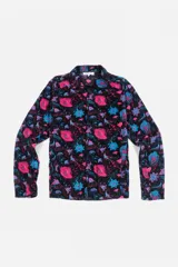 Campera de poliéster con cuello camisero, cierre frontal con botones y estampado floral en tonos rosa y celeste sobre fondo negro.