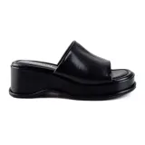 Sandalias negras de cuero sintético con plataforma y taco corrido.