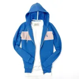 Campera con capucha azul con franja horizontal rosa en la parte superior del pecho y logo bordado en azul.
