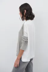 Remera de manga larga color bordó con cuello redondo en contraste color crema y costuras decorativas visibles en el ruedo y puños.