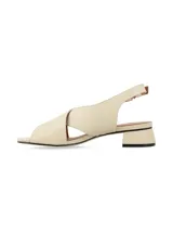 Sandalias Viena de cuero con textura de reptil en color crema, con tiras cruzadas en el empeine, taco ancho bajo y tira ajustable al tobillo con hebilla metálica dorada.