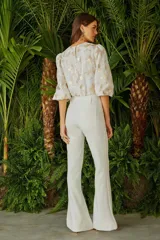 Pantalón de vestir blanco de tiro alto y corte acampanado.