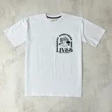 Remera blanca de algodón con estampa en el frente de hongos y la frase "Protect everything that lives".