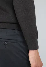 Sweater de algodón color verde petróleo, con cuello redondo y mangas largas.