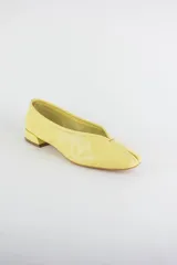 Mocasines de cuero metalizado color gris, con diseño de punta cuadrada y costura central fruncida en la capellada.