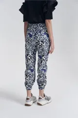 Pantalón de gabardina con estampado floral en tonos azul, blanco y negro.