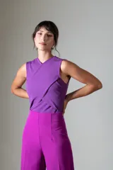 Body violeta con diseño cruzado en el frente, sin mangas y corte ajustado.