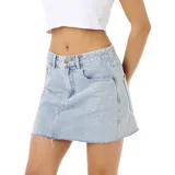 Minifalda de jean celeste claro con corte evasé y ruedo desflecado.