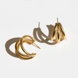 Aros dorados con diseño de triple aro abierto.