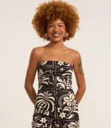 Blusa strapless con estampado floral y geométrico en blanco y negro.