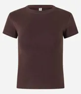 Blusa básica de mujer marca Blue Steel, confeccionada en tejido rib de algodón con elastano. Presenta un diseño ajustado al cuerpo, cuello redondo y mangas cortas.