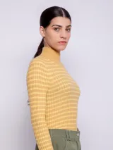Polera amarilla con cuello alto y diseño a rayas horizontales.