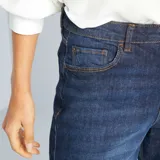 Pantalón de jean azul oscuro, de corte recto y tiro alto.