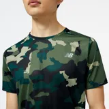 Remera deportiva New Balance con estampado de camuflaje en tonos verdes y negros, mangas cortas y logo reflectante en el pecho.