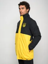 Parka negra con detalles en amarillo y escudo del Club Atlético Peñarol en el pecho.