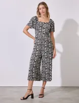 Mono corto estampado con flores, de escote recto, espalda elastizada, manga corta amplia y botones decorativos.