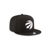 Gorro snapback New Era 9Fifty de los Toronto Raptors, color negro con logo del equipo bordado en blanco en el frente.