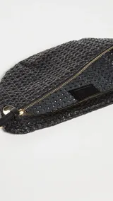 Riñonera negra tejida con correa de cuero ajustable y cadena de eslabones grandes de acrílico.