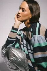 Pantalón parachute plateado con elástico en la cintura y tobillos.