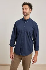 Camisa de algodón con elastano, color verde oscuro, de manga larga y cuello buttondown.