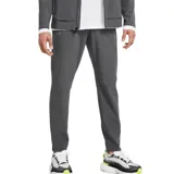 Pantalón de running gris con tecnología UA Storm que repele el agua, tejido elástico y resistente al viento. Cuenta con cintura de punto suave con cordón interior, bolsillos laterales y cremalleras en los tobillos.
