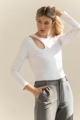 Remera blanca de mangas largas con corte en el hombro.