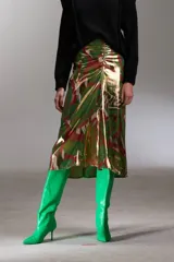 Falda midi de seda y lurex con estampado abstracto en tonos verdes, rojos y dorados. Diseño fruncido en la parte delantera.