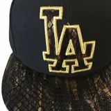 Gorro New Era 59Fifty de los Los Angeles Dodgers, color negro con logo "LA" bordado en dorado con textura de piel de serpiente.