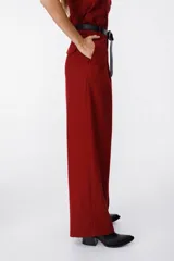 Pantalón sastrero color bordó, de corte recto y tiro alto, con pliegues frontales y bolsillos laterales.