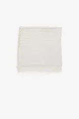 Pashmina rectangular color beige con rayas horizontales y flecos en los extremos.