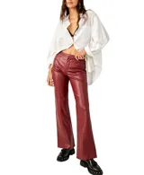 Pantalón de cuero vegano color borgoña, de tiro alto, corte ajustado en la cadera y pierna acampanada. Presenta costuras verticales en el frente.