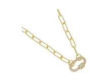 Collar dorado de acero con cadena de eslabones rectangulares y cierre tipo mosquetón con microdiamantes de circonia.