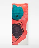 Pañuelo rectangular de poliéster reciclado con diseño estampado abstracto que combina tonos de rojo, turquesa, negro y blanco.