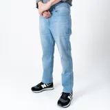 Jean Wrangler de corte recto, color celeste claro, con bolsillos delanteros y traseros.