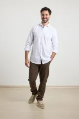Camisa blanca de vestir, de manga larga y corte clásico.
