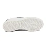 Championes Lotto blancos de estilo casual, con detalles en azul marino en el logo lateral, el talón y la lengüeta.